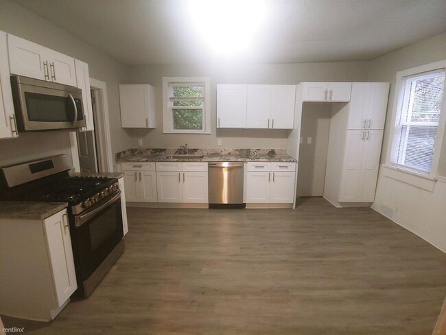 Building Photo - 2 br, 1 bath Duplex - 2805 Queen Avenue Qu...