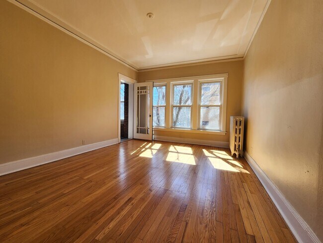 Foto del edificio - Large 3-bed/1-bath Apartment in the Heart of Rogers Park!