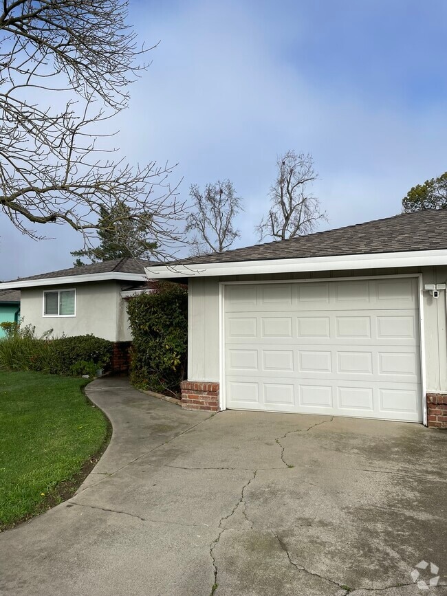 South Land Park Hills Apartments for Rent with a Garage Sacramento