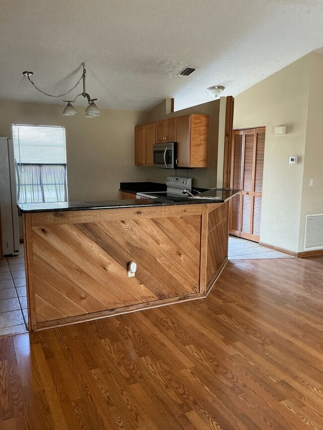 Building Photo - MOVE IN SPECIAL $250  OFF!  Pet friendly Pool home. 3 bdrm/2 bath/ 2 car garage