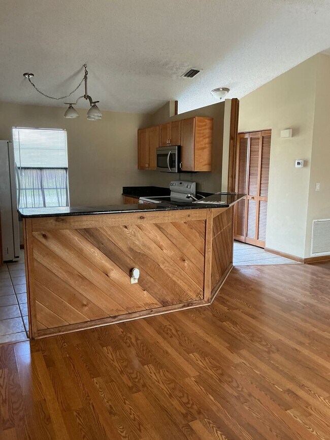 Building Photo - MOVE IN SPECIAL $250  OFF!  Pet friendly Pool home. 3 bdrm/2 bath/ 2 car garage