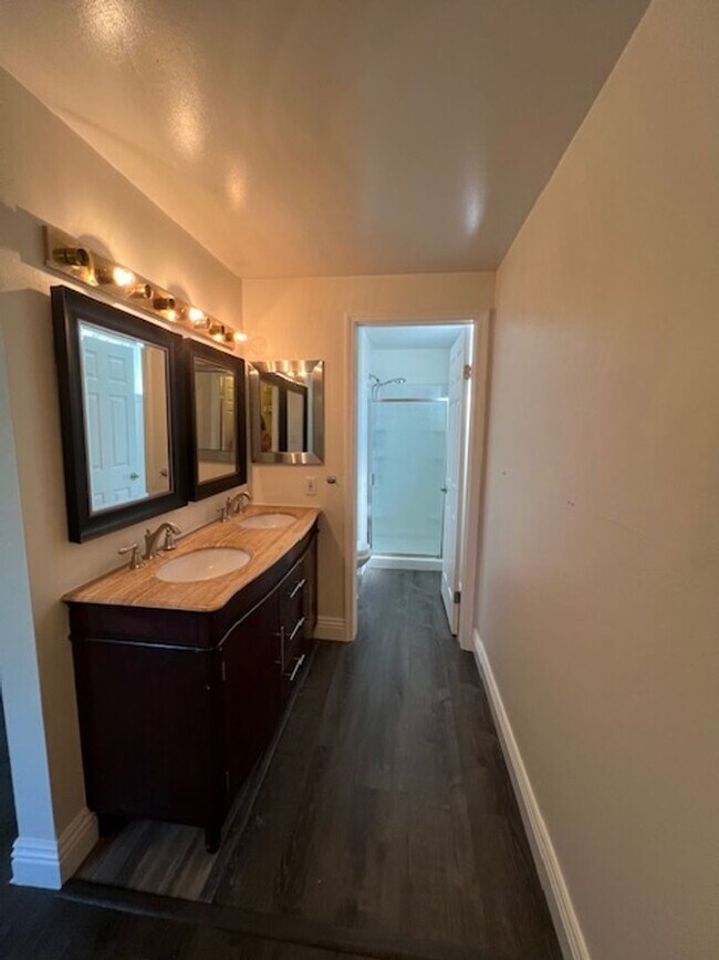 Building Photo - 3 bedroom, 2 bath single story home in cen...