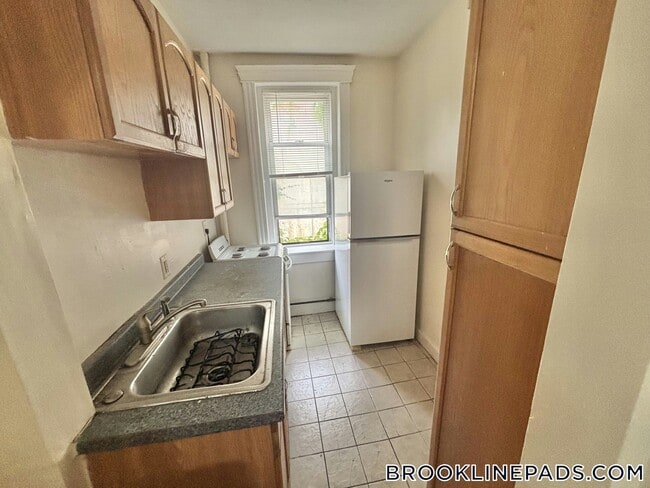 Building Photo - 352 Riverway