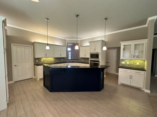 Foto del edificio - 608 Geneva Dr