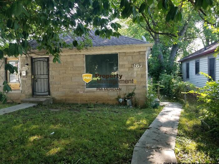 Primary Photo - 2 Bed 1 Bath Duplex!!