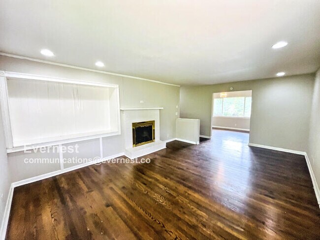 Foto del edificio - Charming 3-Bed Home with Fireplace, Fenced...