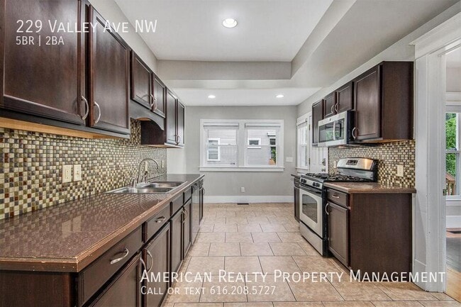 Foto del edificio - 229 Valley Ave NW