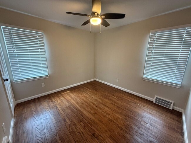 Foto del edificio - Renovated 3-Bedroom Home – We Welcome Sect...