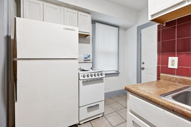 Building Photo - Charming 2 Bedroom
