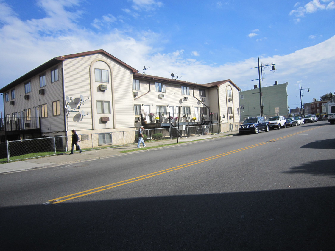 Primary Photo - 595 Main St