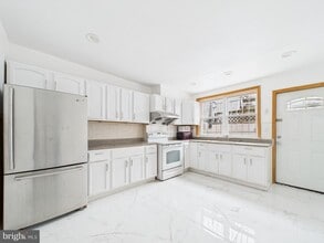 Building Photo - 628 McClellan St