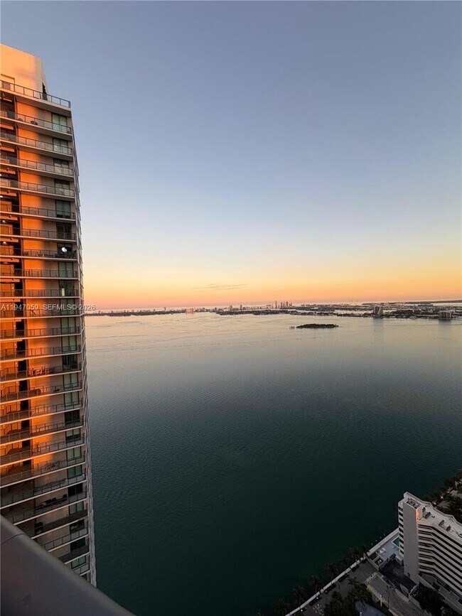 Foto del edificio - 650 NE 32nd St