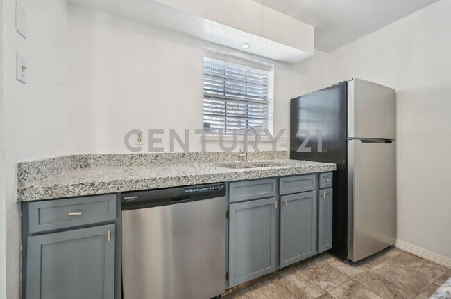 Building Photo - Charming 2-Story 2/1.5 Condo Ready for Mov...