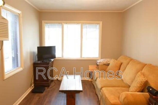 Building Photo - 906 Laurel St