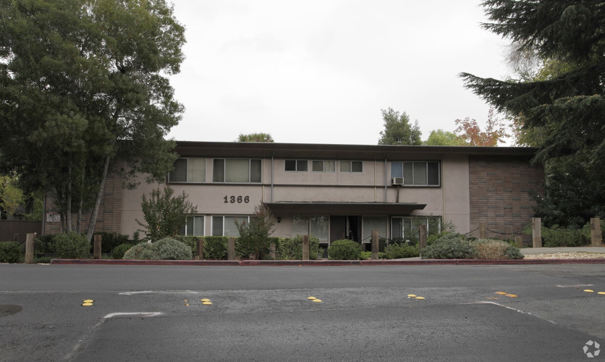 Primary Photo - 1366 Oakland Blvd