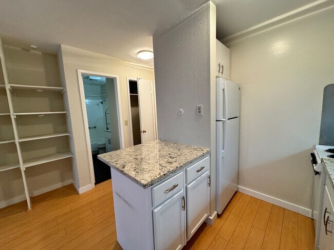 Foto del edificio - BEAUTIFUL STUDIO AVAILABLE FOR RENT NOW!!!...