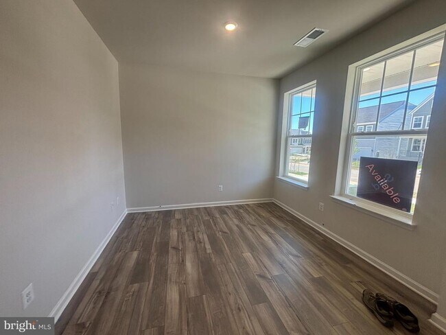 Foto del edificio - 28 FOREST GROVE Ave