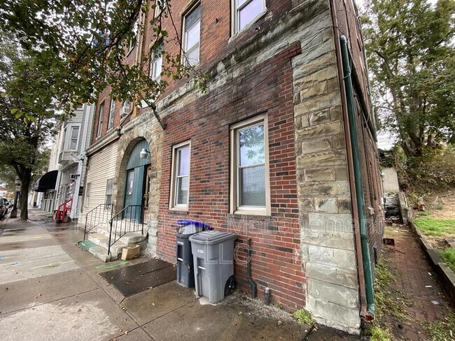 Building Photo - 193 S Front St