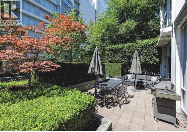 Building Photo - 633 Kinghorne Mews