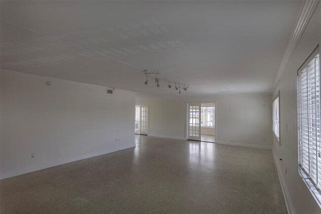 Building Photo - 2622 Edgewater Dr