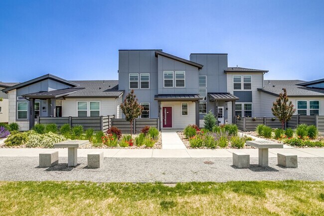 Foto del edificio - Spacious 4BR Townhome in Denver