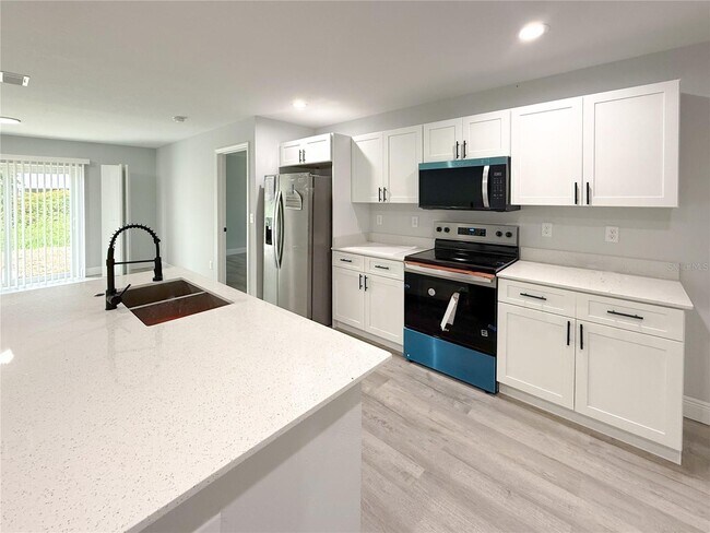 Foto del edificio - 608 Cougar Blvd