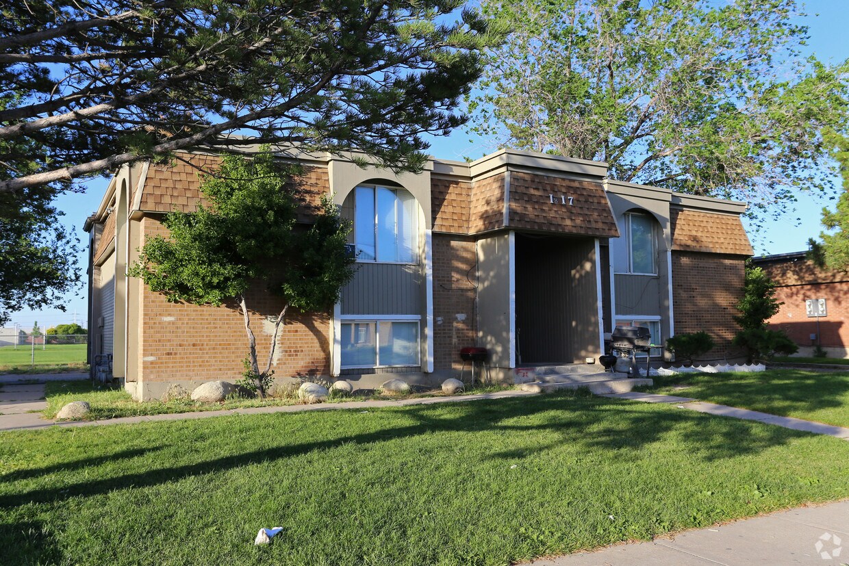 Primary Photo - 1817 W Lake Park Dr