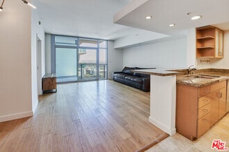Building Photo - 13700 Marina Pointe Dr