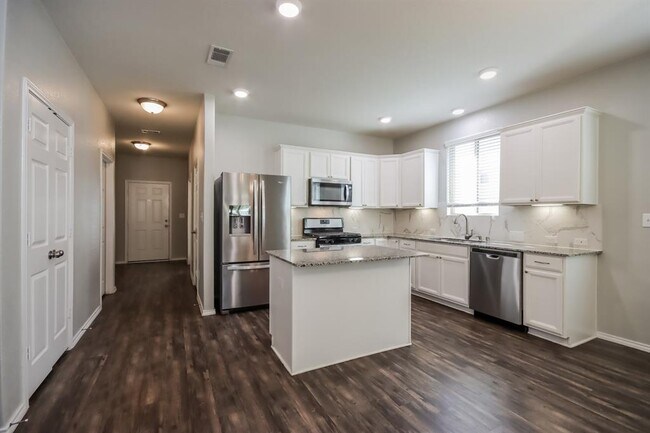 Foto del edificio - 4310 Roaring Timber Dr