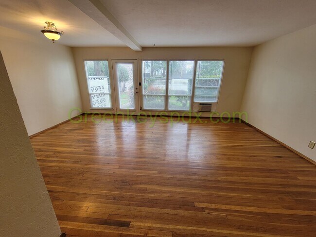 Foto del edificio - Large 2 Bedroom 1 Bath Unit off Broadway w...