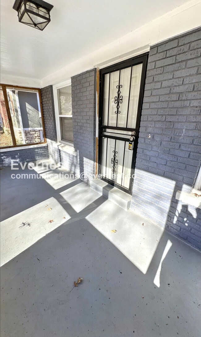 Building Photo - 1402 E 65th St