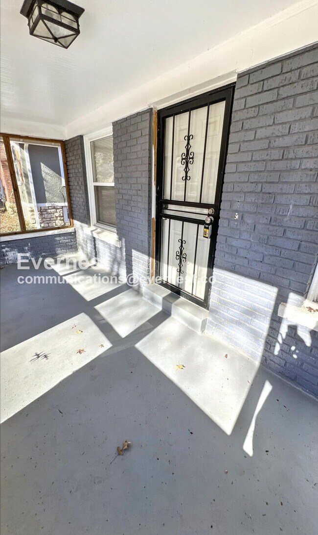 Foto del edificio - Spacious Property with Carport and Balcony Access