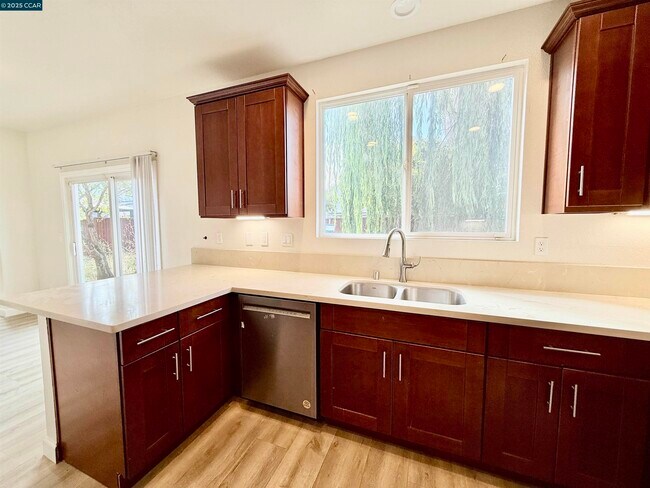 Foto del edificio - 815 Spring Mountain Ln