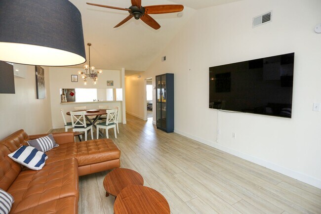 Foto del edificio - **ANNUAL OR SEASONAL RENTAL**