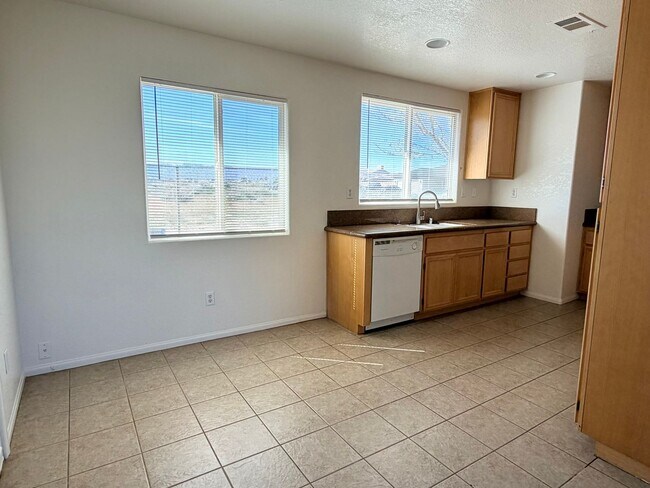 Foto del edificio - 9236 Peach Ave