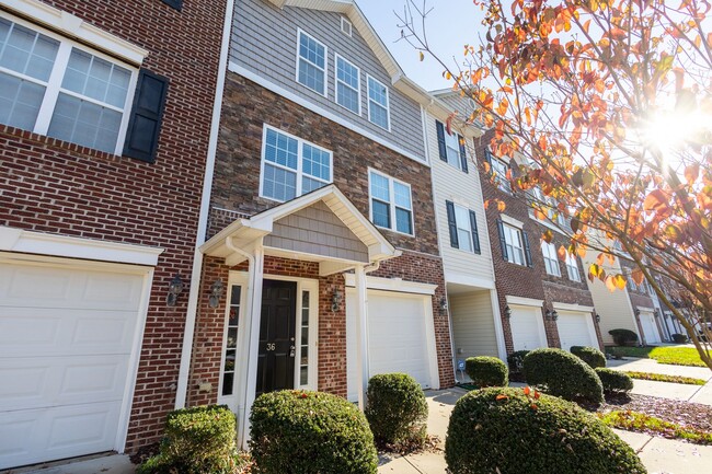 Foto del edificio - 3 BR townhouse with garage