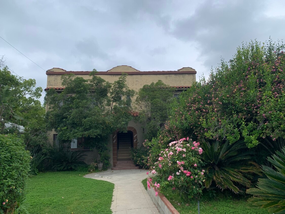 Front of building - 3109 Silver Lake Blvd