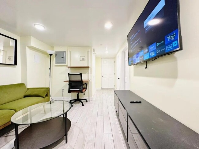 Foto del edificio - Furnished room/NOT APARTMENT