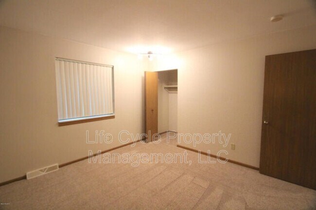 Foto del edificio - 922 Emerald Ave NE