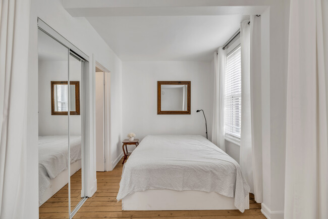 Bedroom with a queen size bed - 208 Clarence St