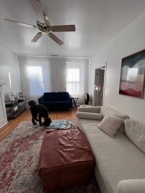 Foto del edificio - 3320 W Diversey Ave