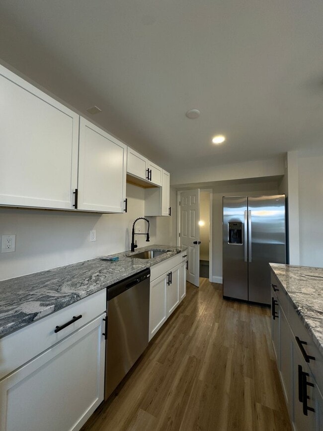 Foto del edificio - Spacious 3Bed/2Bath Townhome with Modern Amenities and Outdoor Space in Woodlawn MD