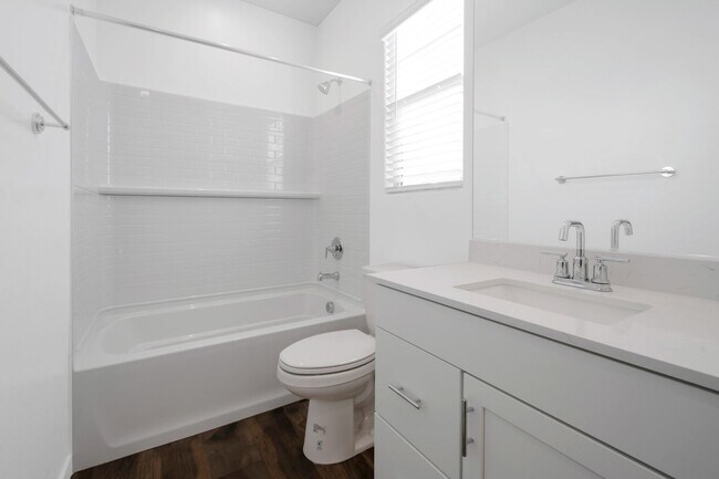 Foto del edificio - Like New Luxurious Modern 3 Bedroom 2 Bath...