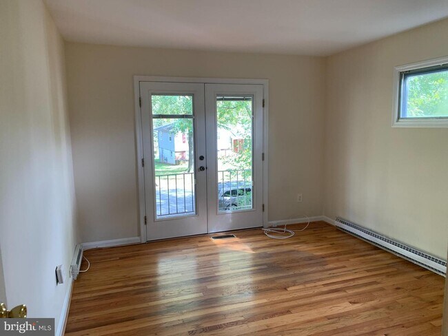 Building Photo - 702 E Staunton Ave