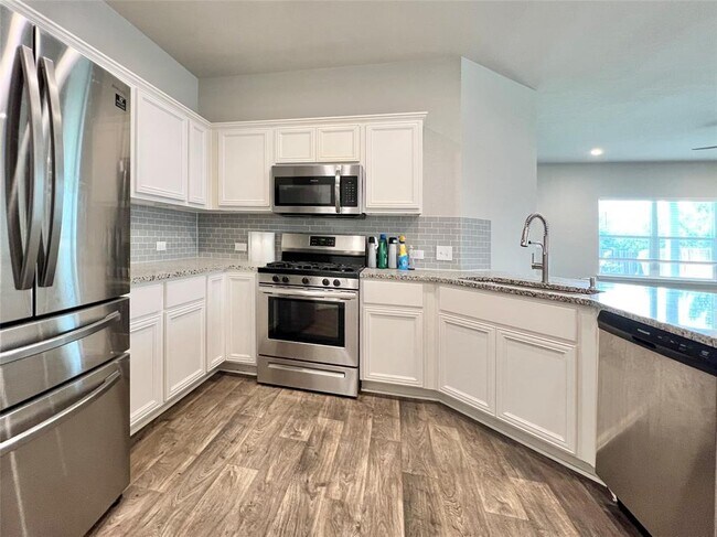 Building Photo - 13800 Cantarra Dr