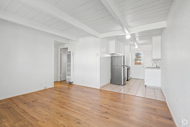 1BR, 1BA - 425SF - Living Room - 1132-1136 Phoenix Ave