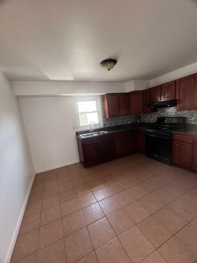 Foto del edificio - 221 Custer Ave