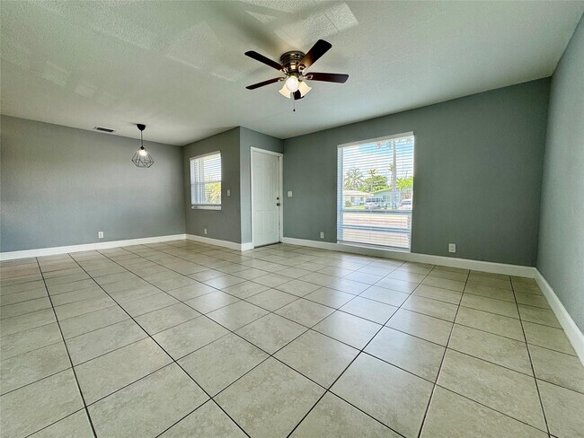 Foto del edificio - 838 SW 14th St
