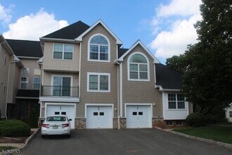 Building Photo - 202 Rip Van Dam Ct
