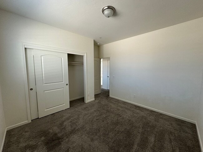 Building Photo - Charming home located in gated community c...